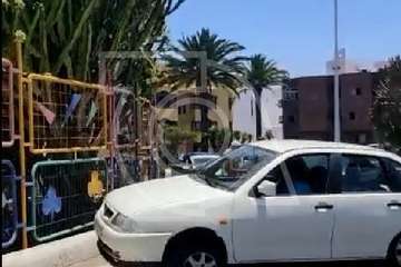 Un turismo se empotra contra un bordillo en las inmediaciones de la rotonda de El Roque (Telde)/TA.